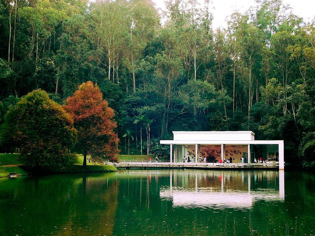 Pavilhão do Inhotim junto ao lago